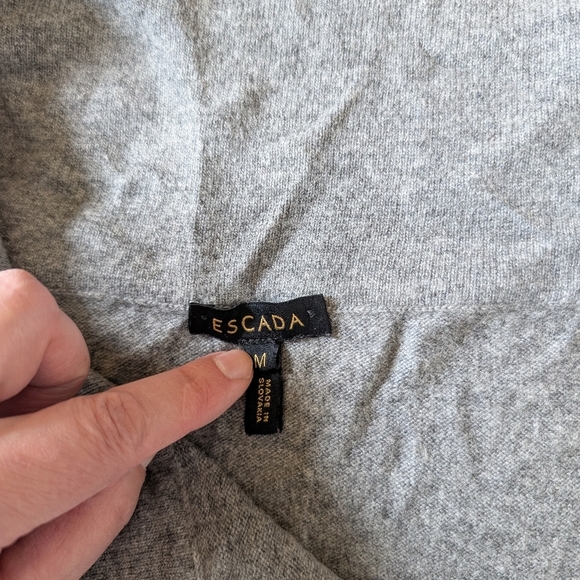 Escada Gray Turtleneck Sleeveless Sweater with Black Floral Applique sz M - Picture 6 of 8